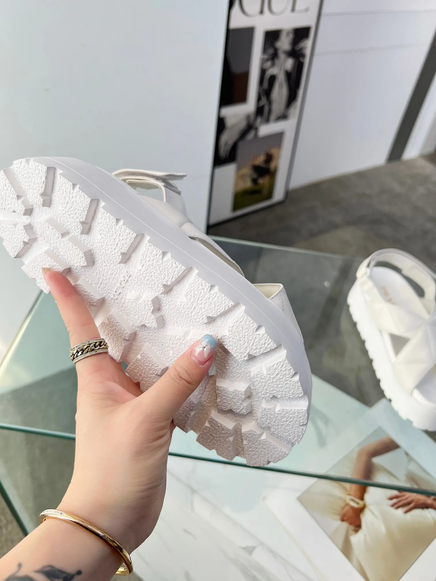 👟👟Ex-factory price 460👟👟 PRADA 2025 vs spring and summer popular sandals series... [Thick-soled double-button sandals] Original 1:1 customization, this year's most fashionable and popular retro British style, simple and elegant, all styles are good-looking, platform thick soles make you slimmer and taller, very comfortable, fashionable and versatile... Many Internet celebrities are on their feet. These platform round-toe thick-soled shoes are very popular this year. They can be worn (increased) for both leisure and leisure. ❶Material: Customized imported calf leather ❷Inner: Customized imported sheepskin ❸Outsole: Original molded ultra-light outsole ❹Sole thickness: 5.5cm ❺Number of yards: 35-40 ❻Packaging: Original full set of packaging ☀Color: Official website updated simultaneously